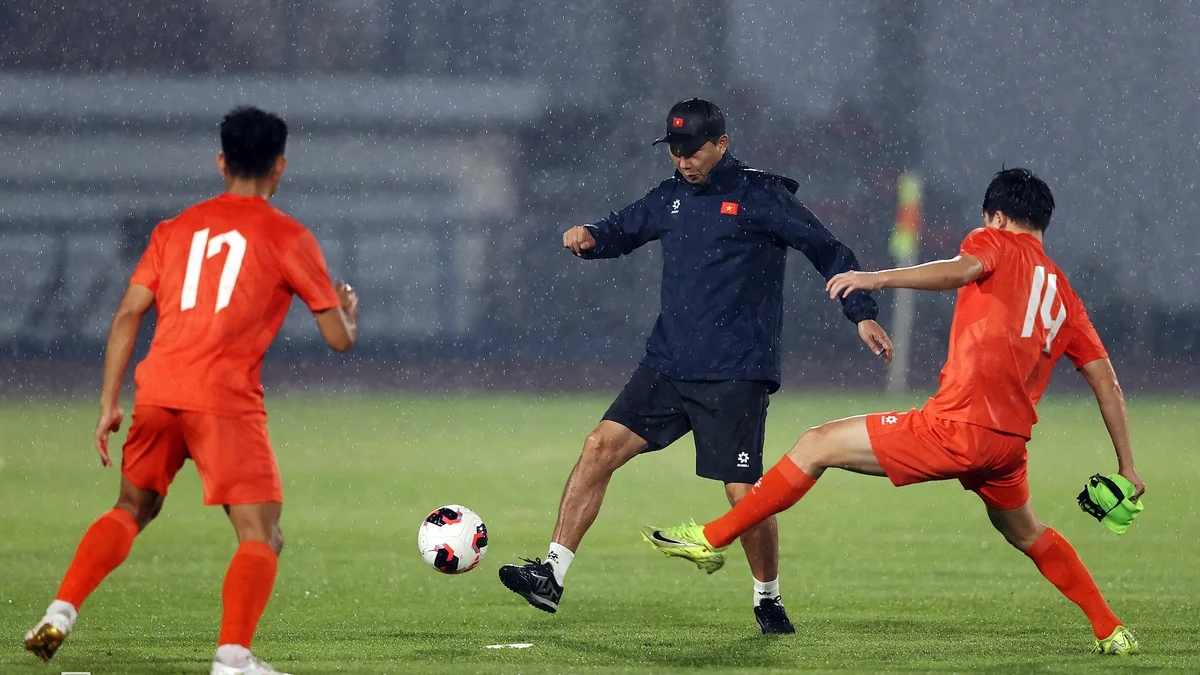 Tuyển Việt Nam tập dưới mưa lớn chuẩn bị cho đại chiến Thái Lan tại FIFA ASEAN Cup 2026